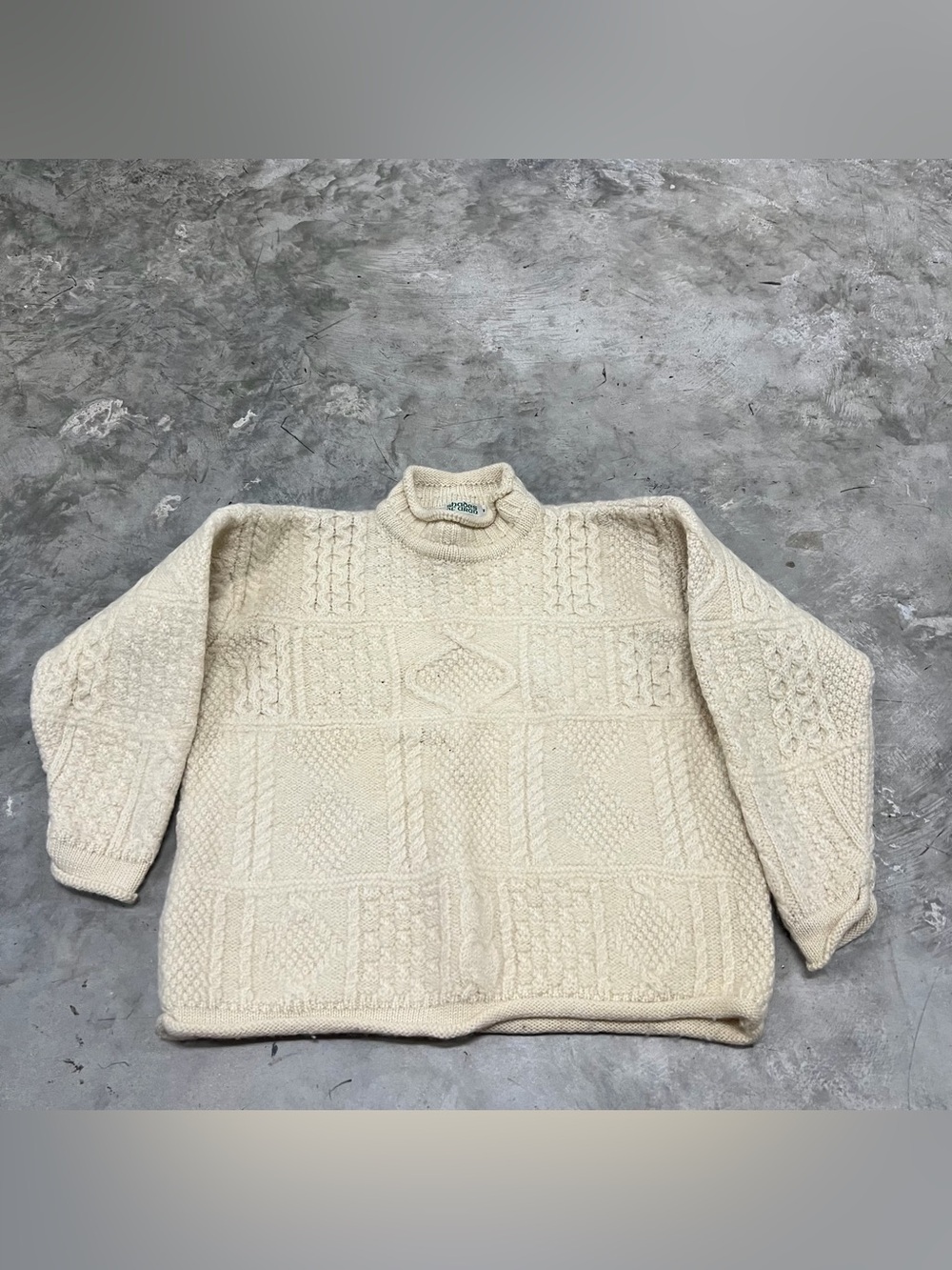 Vintage Aran Ireland 100% Merino Wool Cable Knit Fisherman Sweater Womens Medium